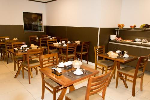a dining room with wooden tables and chairs at Pousada Du Valle in Embu