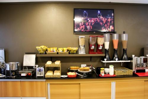 a buffet with food on a counter in a hotel room at Pousada Du Valle in Embu