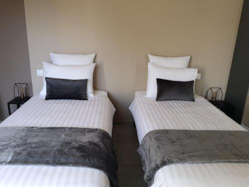 two beds sitting next to each other in a room at A deux pas de Beauval in Saint-Aignan