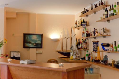 una habitación con un bar con un barco en la pared en Hotel Atlantic en Berlín