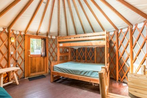 韦尔奇蒙特胡德村4号顶级蒙古包度假屋的蒙古包内带双层床的客房