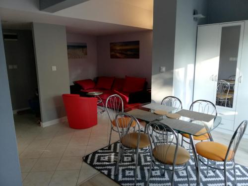 salon ze stołem, krzesłami i kanapą w obiekcie Apartament 302 Kiky w Kołobrzegu
