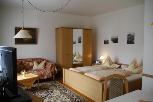 Un pat sau paturi într-o cameră la Gästehaus Kirchlay