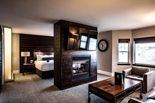 Postel nebo postele na pokoji v ubytování Ironworks Hotel