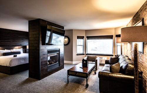 Ein Bett oder Betten in einem Zimmer der Unterkunft Ironworks Hotel