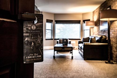 Ein Sitzbereich in der Unterkunft Ironworks Hotel