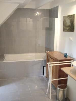 une salle de bain avec un lavabo et une baignoire dans l'établissement Lilac cottage, à La Haye