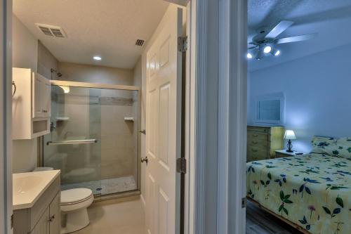 uma casa de banho com uma cama, um WC e um lavatório. em Flagler Beach Motel and Vacation Rentals em Flagler Beach