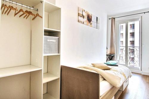 - une chambre avec un lit, des étagères et une fenêtre dans l'établissement 6 Couchages, Wifi Fibre & NETFLIX 