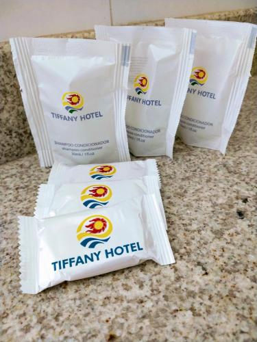 Sijil, anugerah, tanda atau dokumen lain yang dipamerkan di Tiffany Hotel