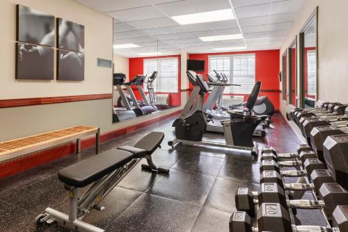 Фитнес-центр и/или тренажеры в Country Inn & Suites by Radisson, Red Wing, MN