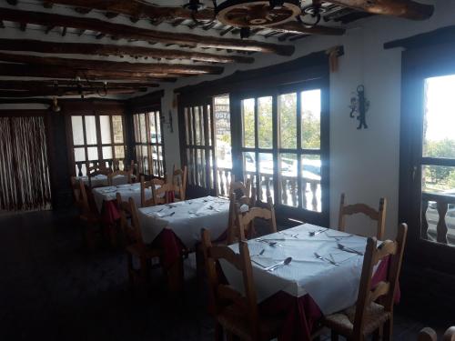 hostal ruta de las nieves tesisinde bir restoran veya yemek mekanı