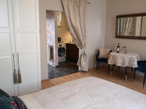 ein Schlafzimmer mit einem Bett und einem Tisch sowie eine Küche in der Unterkunft Best Apartments Więzienna Monkeys in Breslau