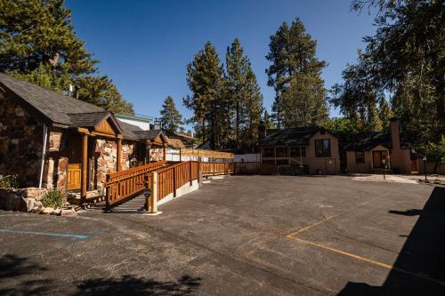 a large parking lot in front of a building at Embers Lodge & Cabins in Big Bear Lake
