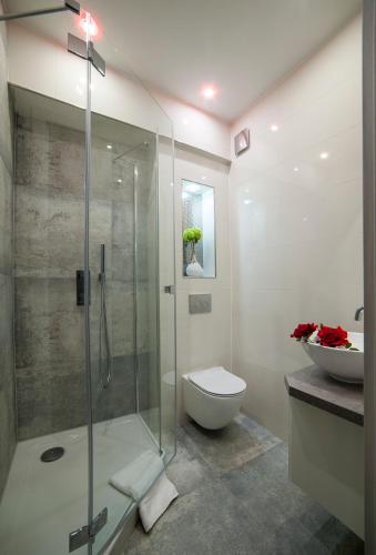 ein Badezimmer mit Dusche, Toilette und Waschbecken in der Unterkunft STOP Apartment in Suwałki