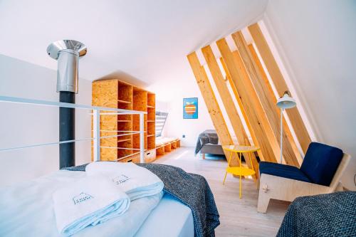 ein Schlafzimmer mit einem Bett und ein Zimmer mit einer Treppe in der Unterkunft Domki 4 Nad Ranem - Baza Bieszczady Smerek in Wetlina