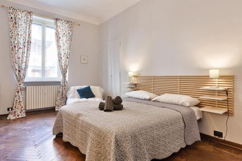 1 Schlafzimmer mit 2 Betten mit Teddybären auf dem Bett in der Unterkunft Lingotto Home in Turin