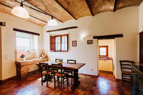 Gallery image of CASALE AL LAGO con PISCINA E SAUNA in Corbara
