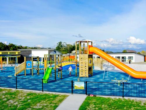 Legeområdet for børn på Hokitika's Kiwi Holiday Park and Motels