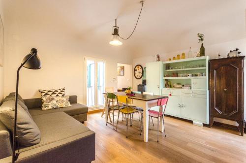 ein Wohnzimmer mit einem Sofa und einem Tisch in der Unterkunft Appartamento Belle Arti, perfetto per Famiglie in Bologna