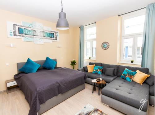 sala de estar con cama y sofá en Radiant Premium Apartments - Fünfhaus, en Viena