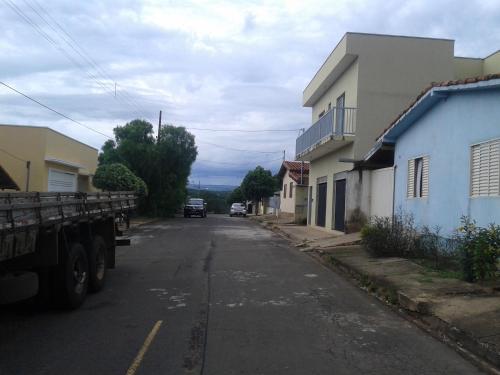 a truck parked on a street next to a building at Linda vista em são josé da barra in Elisiário Lemos