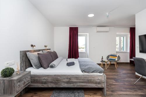 Televízia a/alebo spoločenská miestnosť v ubytovaní Apinelo Port Rooms