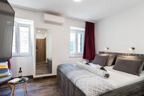 um quarto com uma cama grande e uma casa de banho em Apinelo Port Rooms em Split