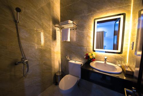 Ένα μπάνιο στο Dac Tin Luxury Hotel