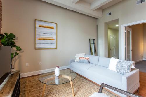 Posezení v ubytování Sleeps 4! 2BR, Gym, Free Parking, Close to Major Attractions