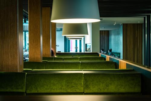 Ein Sitzbereich in der Unterkunft Marion Hotel