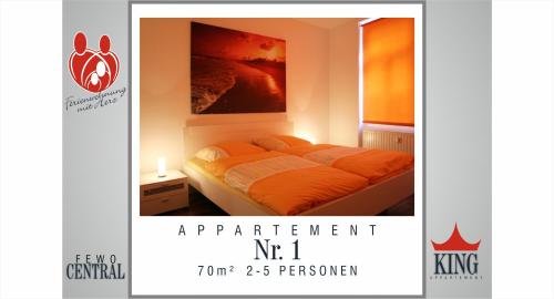 1 dormitorio con 1 cama con manta naranja en Wimaria Apartments - Central, en Weimar