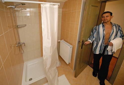 Bilik mandi di Hotel Bavaria