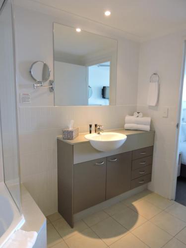 Ett badrum på BASE Holidays - Ettalong Beach Premium Apartments