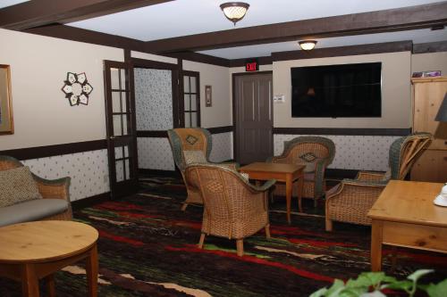 a living room filled with furniture and a fireplace at Spring House Inn in Porter