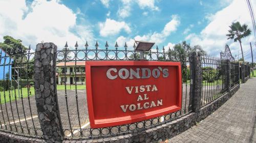un cartel en una valla delante de un edificio en Condo's Vista Al Volcan, en Fortuna