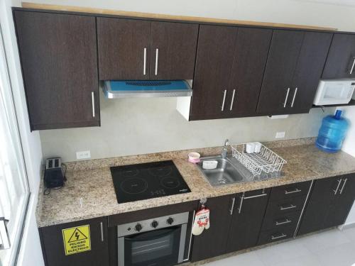 Dapur atau dapur kecil di Dpto Moderno Frente al Mar. Edf: Deymar 7mo Piso