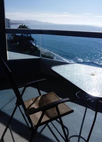 a chair sitting on a balcony with a table at Dpto Moderno Frente al Mar. Edf: Deymar 7mo Piso in Tonsupa