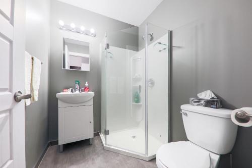 a bathroom with a shower and a toilet and a sink at HoMa Homestay Hotel by Olympic Stadium Montreal Auberge-Hostel in Montréal