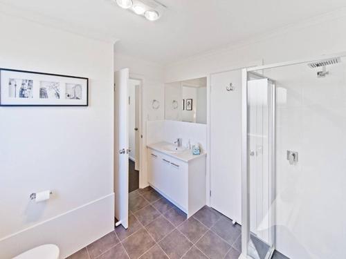 een witte badkamer met een wastafel en een douche bij Hahndorf Haven-Central Hahndorf in Hahndorf