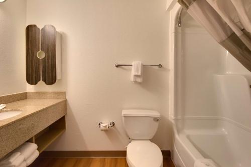 uma casa de banho com um WC, um lavatório e um chuveiro em Studio 6-Brownsville, TX em Brownsville