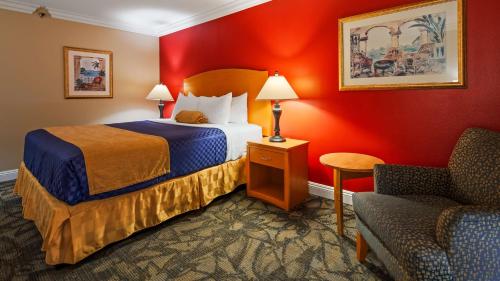 Gulta vai gultas numurā naktsmītnē Best Western Plus - Anaheim Orange County Hotel