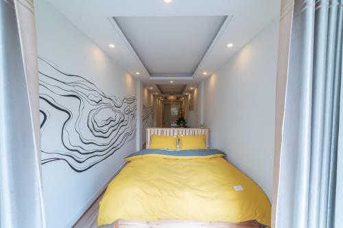 ハノイにあるGraffiti Hotelのベッドルーム1室(黄色いベッド1台付)