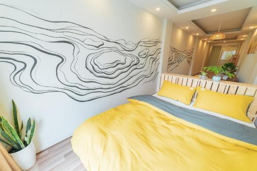 ハノイにあるGraffiti Hotelのベッドルーム1室(黄色のベッド1台付)