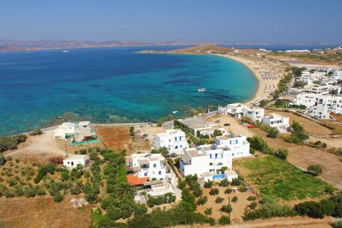z powietrza widok na plażę z białymi budynkami i ocean w obiekcie Sunset w miejscowości Agios Prokopios