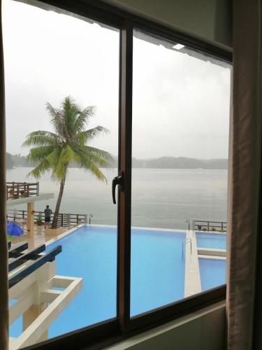 Bazén v ubytování Nirvana Resort Puerto Galera nebo v jeho okolí