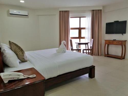 Кровать или кровати в номере Nirvana Resort Puerto Galera