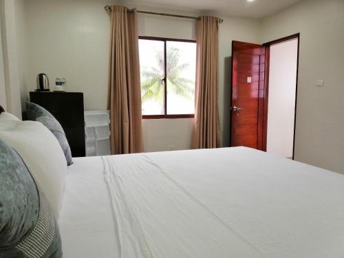 Postel nebo postele na pokoji v ubytování Nirvana Resort Puerto Galera