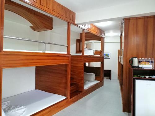Våningssäng eller våningssängar i ett rum på Nirvana Resort Puerto Galera