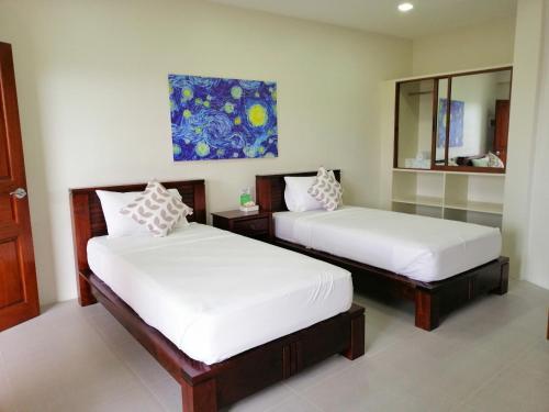 Postel nebo postele na pokoji v ubytování Nirvana Resort Puerto Galera